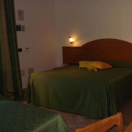 Carlo'S Hotel Кастането Кардучи Екстериор снимка