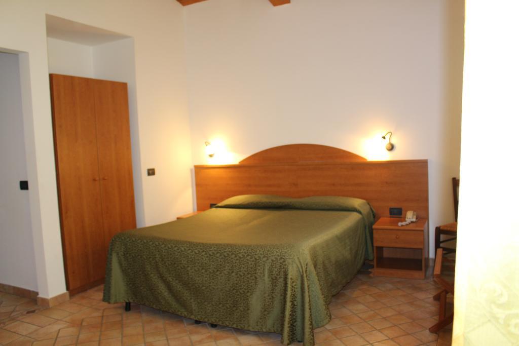 Carlo'S Hotel Кастането Кардучи Екстериор снимка