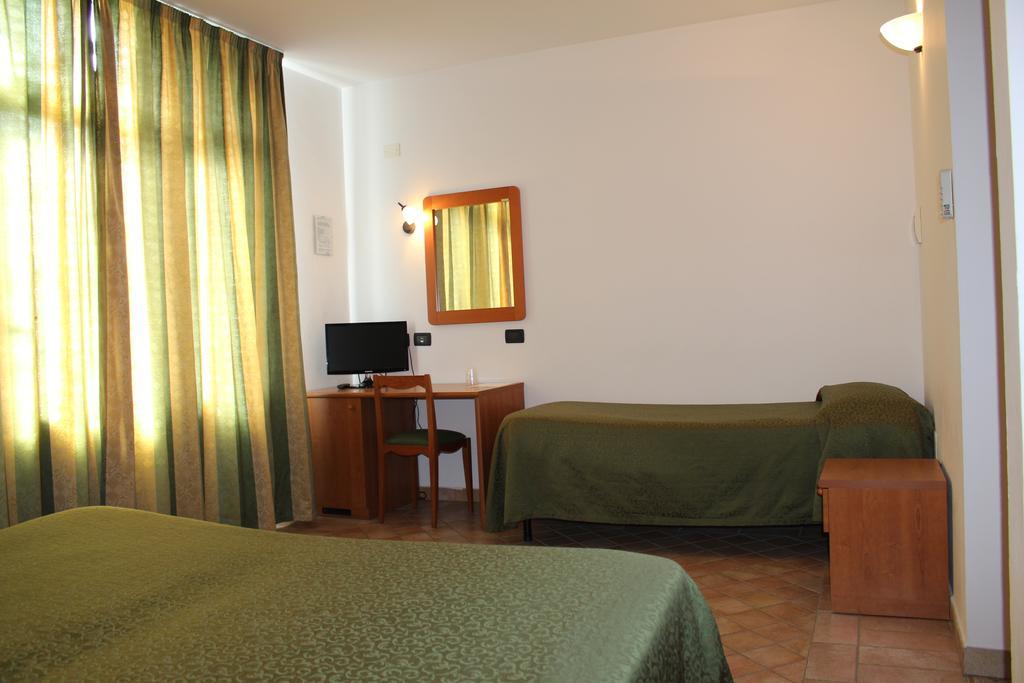 Carlo'S Hotel Кастането Кардучи Екстериор снимка