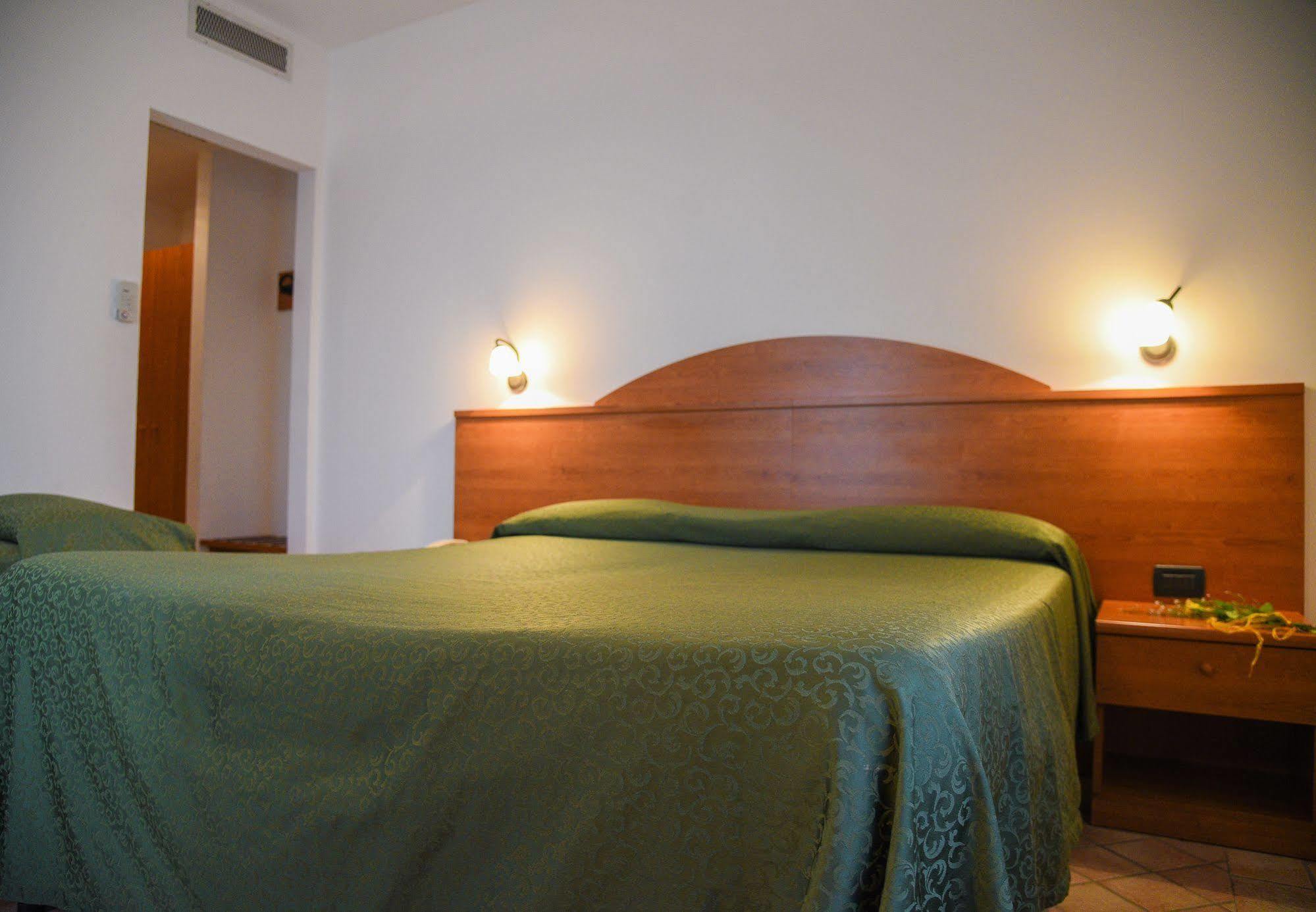 Carlo'S Hotel Кастането Кардучи Екстериор снимка